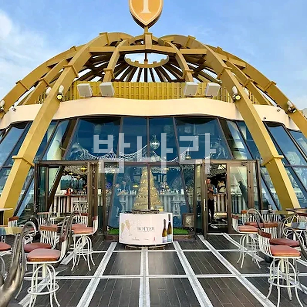 푸꾸옥 잉크360 루프탑바 크라켄 촉수 모티브 아트 인테리어와 은은한 조명