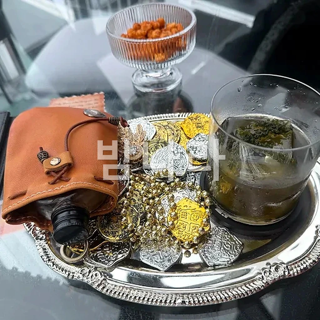 푸꾸옥 잉크360 루프탑바 밤 조명이 켜진 촉수 인테리어와 리조트 야경