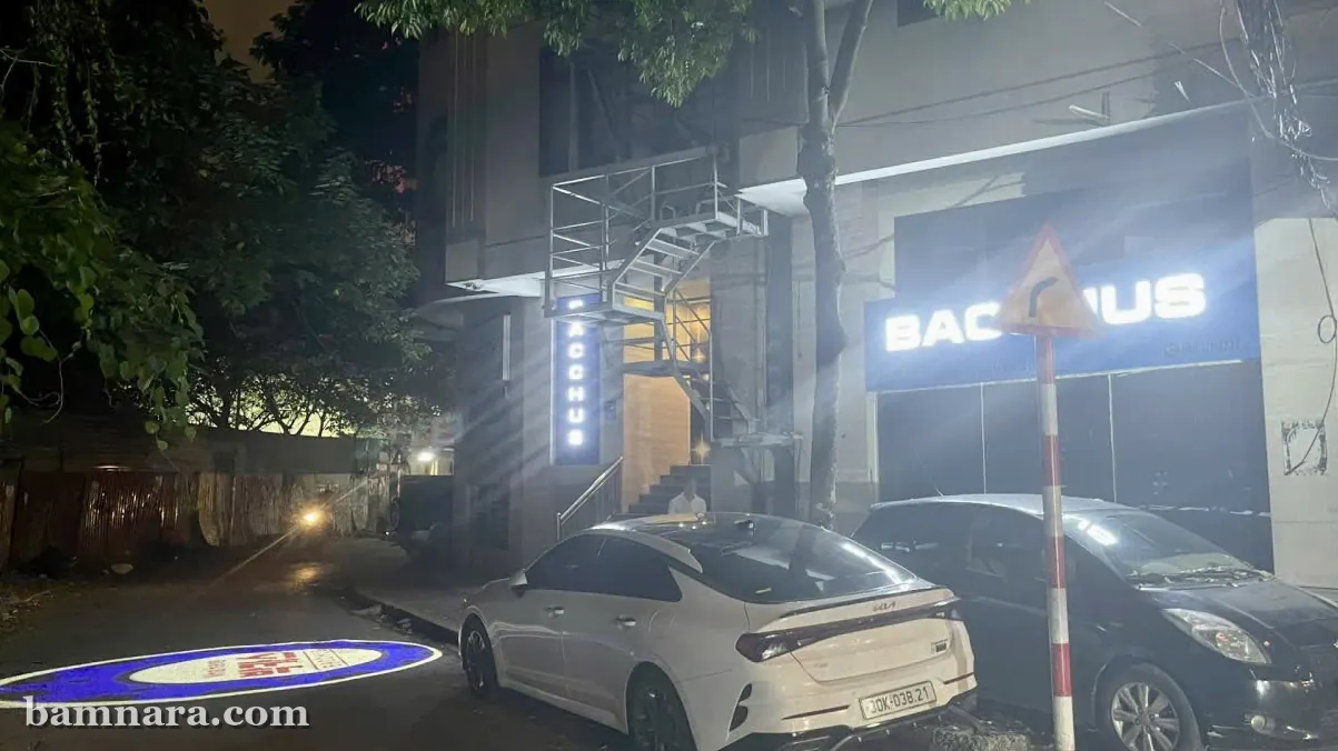 하노이 박카스 가라오케 야간 외관 간판