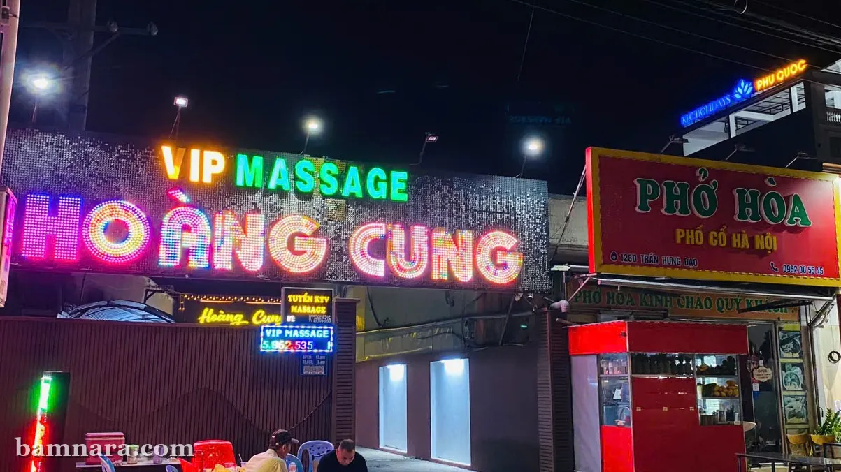 푸꾸옥 황궁 마사지 야간 외관 간판